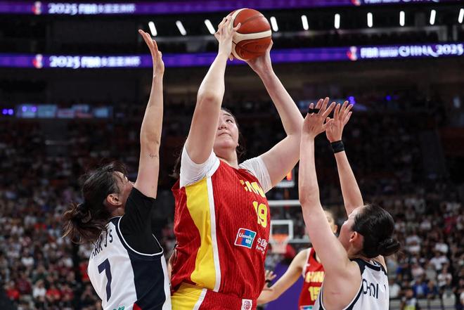 226cm张子宇8投8中暴打韩国！妈妈场边激动录像这基因太强了！(图1)