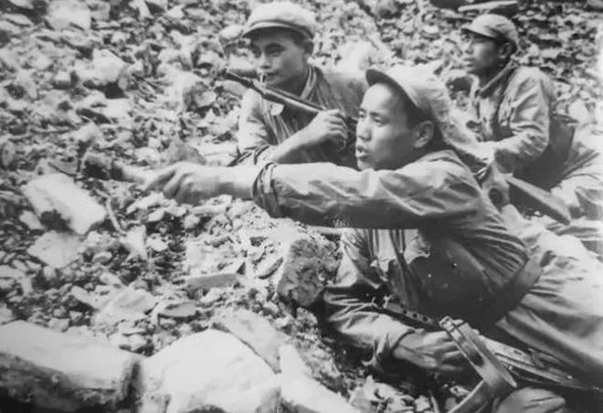 非常意外2009年开会时所用的茶杯是一个吃完的罐头瓶子(图8)