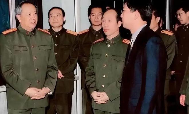 非常意外2009年开会时所用的茶杯是一个吃完的罐头瓶子(图27)